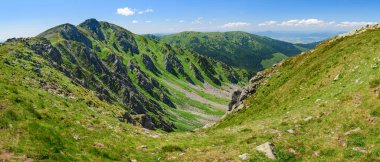 Slovakya 'da Low Tatras' ta Derese zirvesi. Yürüyüş patikasından tepe manzarası, alçak Tatras Ulusal Parkı 'ndaki dağlar ve vadilerle dolu geniş bir manzara. Güneşli bir yaz gününde manzara