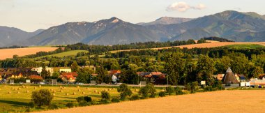 Besenova köyünden dağ manzarası, alçak Tatras Ulusal Parkı 'ndaki yüksek dağ zirveleri manzarası. Bisiklet izinden görüntüle