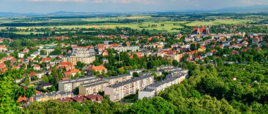Strzegom, Krzyzowa Dağı 'nın tepesinden şehre bir bakış açısı. Arka planda dağlar olan kentsel binalar için geniş bir manzara, yaz güneşli bir gün.