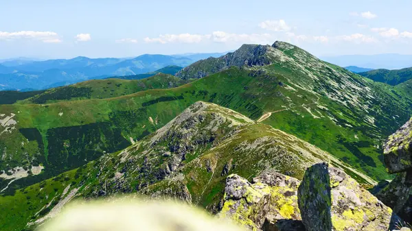 Slovakya 'daki Low Tatras' ta Chopok tepesi. Alçak Tatras Ulusal Parkı 'ndaki dağlarla ve vadilerle tepeden manzara. Yürüyüş yolları olan kayalık dağlar.