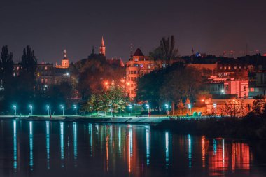 Wroclaw, Odra Nehri kıyısında dolaş. Nehirdeki gece manzarası.