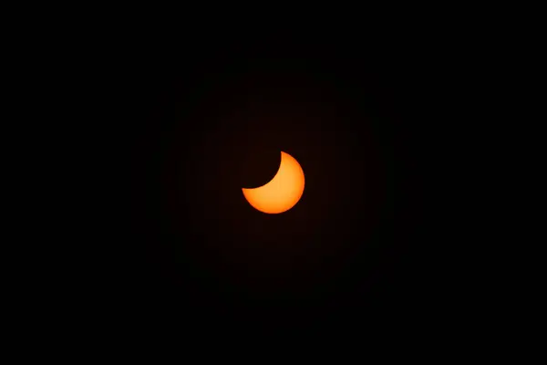 Częściowe Zaćmienie Słońca Fazie Maksymalnej Obserwacja Polski Księżyc Zasłania Dysk — Zdjęcie stockowe