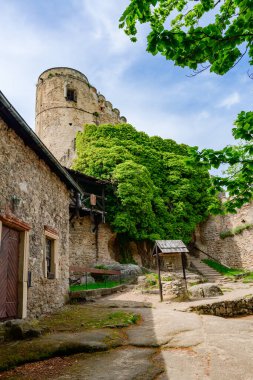 Chojnik Şatosu - Sobieszow, Karkonosze Dağları 'ndaki Chojnik dağının tepesindeki tarihi kalıntılar. Dağ yürüyüşü patikasındaki turistik eğlence, kalenin içindeki duvarları görmek.