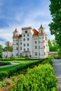 Wojanow Sarayı, İngiliz neo-gotik tarzında etkileyici bir bina. Tesis Bobr Nehri kıyısında, bahçelerle çevrili, güneşli bir yaz gününde yürüyüş alanından ön manzara.