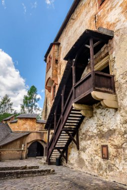 Orava Kalesi, Orava Nehri 'nde kayalık bir tepenin üzerine inşa edilmiş iyi korunmuş bir bina. Popüler bir turistik yer, kale avlusundan manzara.