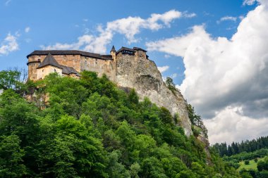 Orava Kalesi, Orava Nehri 'nde kayalık bir tepenin üzerine inşa edilmiş iyi korunmuş bir bina. Popüler turistik ilgi, nehrin üzerindeki köprüden alt manzara.