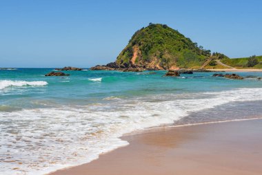 Avustralya kıyıları, deniz kıyısındaki büyük kayalar dalgalı mavi sular ve kumlu plajlar, sahilden deniz kenarına manzara güneşli bir yaz gününde.