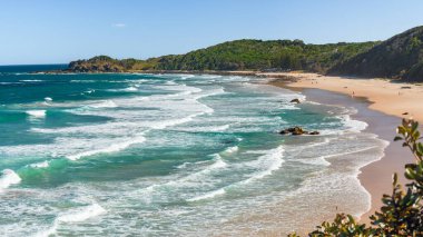 Avustralya kıyıları, deniz manzarası mavi su ve kumlu plaj, güneşli bir yaz gününde uçurumdan manzara..