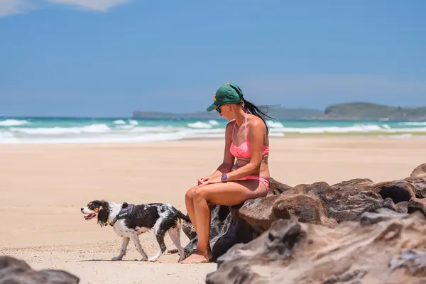 Молодая Женщина Купальнике Сидит Скале Своей Собакой Пляже Приморский Пейзаж Стоковое Фото
