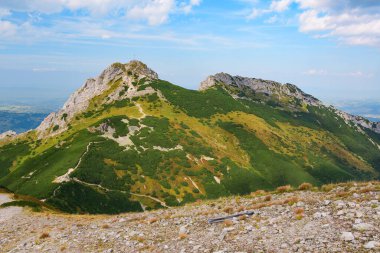 Polonya Tatra Dağları, dağ zirvelerine uzanan yüksek dağ yürüyüşü yolları, vadileri ve yamaçları olan dağ manzaraları, güneşli bir yaz günü manzarası..