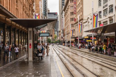 Sydney, Avustralya - 3 Mart 2023: Şehir mimarisi, şehir merkezinde tramvay durağı, büyük şehrin kalabalık caddeleri.