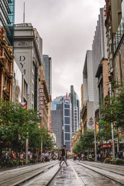 Sydney, Avustralya - 03 Mart 2023: Şehir merkezinde yüksek binaları olan şehir mimarisi, gündüz şehir trafiği.