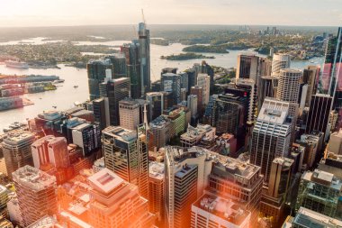 Sydney, Avustralya - 04 Mart 2023: Sydney Kule Gözü, şehir merkezindeki modern gökdelenler, gökdelenler, gökdelenin tepesinden görüş.