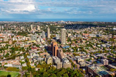 Sydney, Avustralya - 04 Mart 2023: Sydney Kule Gözü, şehrin ufuk çizgisi üzerindeki gözlem kulesinin tepesinden görüş.