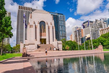 Sydney, Avustralya - 04 Mart 2023: Hyde Park 'taki Anzak Anıtı, ara sokaktaki müze binası manzarası.