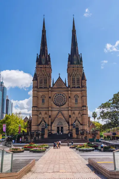 Sydney, Avustralya - 04 Mart 2023: Sydney şehir merkezindeki St Mary Katedrali, Cook + Phillip Park manzaralı.