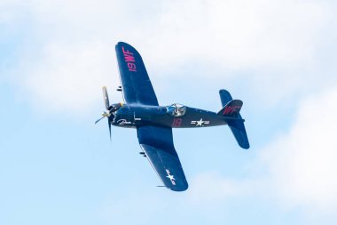 Leszno, Polonya - 22 Haziran 2024: Antidotum Airshow Leszno, Vought F4U-4 Corsair, tek motorlu hafif eğitim ve eğitim uçağı. Pilot uçağı havada manevralar yaparak sunar..