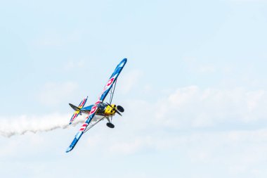 Leszno, Polonya - 22 Haziran 2024: Antidotum Airshow Leszno, Luke Czepiela Edge 540 uçağında. Kızıl Boğa uçağının pilotu havada akrobasi yapıyor ve yeteneklerini gösteriyor..