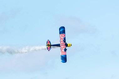 Leszno, Polonya - 22 Haziran 2024: Antidotum Airshow Leszno, Luke Czepiela Edge 540 uçağında. Kızıl Boğa uçağının pilotu havada akrobasi yapıyor ve yeteneklerini gösteriyor..