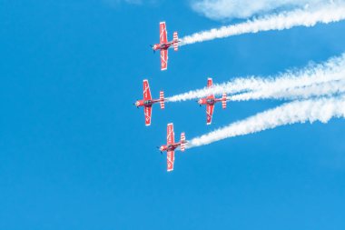 Leszno, Polonya - 22 Haziran 2024: Antidotum Airshow Leszno, Zelazny Aerobatic Team, Zlin 50. Pilotlar gökyüzünde akrobasi yapıyorlar, arkalarında muhteşem dumanlar bırakıyorlar.