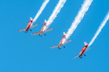 Leszno, Polonya - 22 Haziran 2024: Antidotum Airshow Leszno, Zelazny Aerobatic Team, Zlin 50. Pilotlar gökyüzünde akrobasi yapıyorlar, arkalarında muhteşem dumanlar bırakıyorlar.