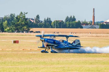 Leszno, Polonya - 22 Haziran 2024: Antidotum Airshow Leszno, Jet Pitts uçağındaki Rich Goodwin. Pilot, çift kanatlı bir pervane uçağıyla havaalanından havalanıyor..