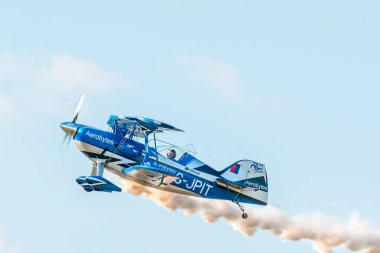 Leszno, Polonya - 22 Haziran 2024: Antidotum Airshow Leszno, Jet Pitts uçağındaki Rich Goodwin. Pilot, jet motorlu çift kanatlı bir pervane uçağında havada akrobasi yapıyor..