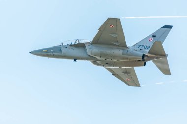 Leszno, Polonya - 22 Haziran 2024: Antidotum Airshow Leszno, M-346 Bielik avcı uçağı. Pilot, havada etkili manevralar yaparak uçağı havada sunar..