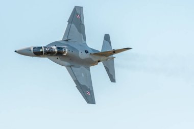 Leszno, Polonya - 22 Haziran 2024: Antidotum Airshow Leszno, M-346 Bielik avcı uçağı. Pilot, havada etkili manevralar yaparak uçağı havada sunar..