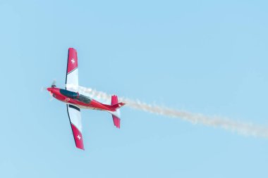 Leszno, Polonya - 22 Haziran 2024: Antidotum Airshow Leszno, PC-7 Team, Pilatus PC-7 uçağı. Pilotlar gökyüzünde akrobasi yapıyorlar, arkalarında muhteşem dumanlar bırakıyorlar.