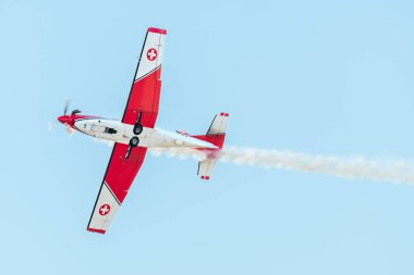 Leszno, Polonya - 22 Haziran 2024: Antidotum Airshow Leszno, PC-7 Team, Pilatus PC-7 uçağı. Pilotlar gökyüzünde akrobasi yapıyorlar, arkalarında muhteşem dumanlar bırakıyorlar.