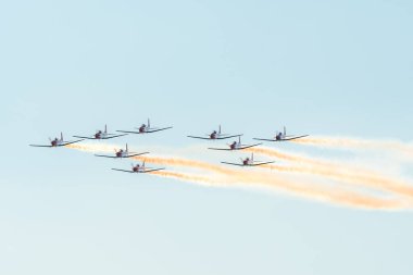 Leszno, Polonya - 22 Haziran 2024: Antidotum Airshow Leszno, PC-7 Team, Pilatus PC-7 uçağı. Pilotlar gökyüzünde akrobasi yapıyorlar, arkalarında muhteşem dumanlar bırakıyorlar.