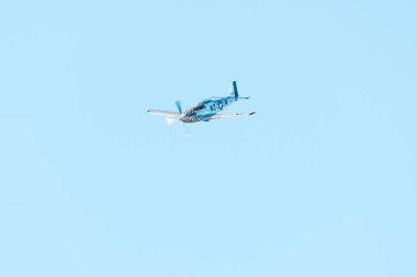 Leszno, Polonya - 22 Haziran 2024: Antidotum Airshow Leszno, P-51 Mustang tek pervaneli avcı uçağı. Uçak pilotu havada akrobasi yapıyor, yeteneklerini gösteriyor..