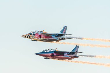 Leszno, Polonya - 22 Haziran 2024: Antidotum Airshow Leszno, The Flying Bulls, Fairchild-Dornier Alpha Jet uçağı. Savaş pilotu gökyüzünde akrobasi yapıyor, arkasında muhteşem bir duman bırakıyor.