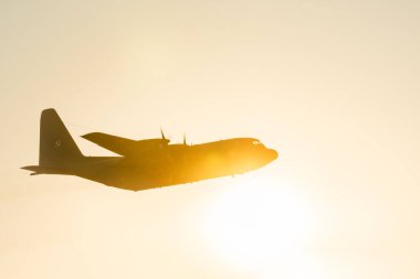 Leszno, Polonya - 22 Haziran 2024: Antidotum Airshow Leszno, C-130 Hercules, turboprop motorlu askeri nakliye uçağı. Pilot günbatımında havada manevralar yaparak uçağı sunar..