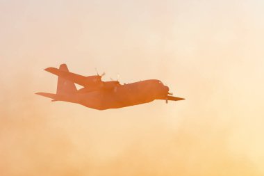 Leszno, Polonya - 22 Haziran 2024: Antidotum Airshow Leszno, C-130 Hercules, turboprop motorlu askeri nakliye uçağı. Pilot günbatımında havada manevralar yaparak uçağı sunar..