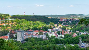 Walbrzych şehrindeki Gora Parkowa 'nın tepesindeki izleme platformundan kentsel gelişimin görüntüsü. Dağ vadisi manzaralı turistik bir yer..