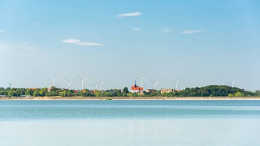Mietkowski Barajı, Mietkow kasabası manzarası ve yakınlardaki rüzgar çiftliği. Yaz tatili ve su sporları için popüler bir yer. Yaz günü sudan manzara..