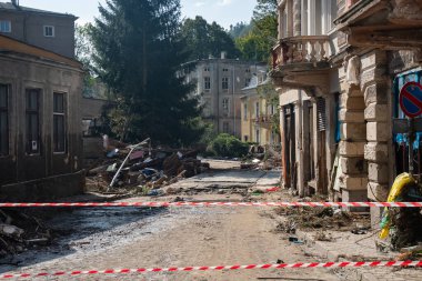 Ladek Zdroj, Polonya - 17 Eylül 2024: Sel dalgasının şehirden geçmesinden iki gün sonra şehirde büyük yıkım yaşandı. Paderewski Caddesi ve yıkılmış köprü, Kosciuszki Caddesi manzaralı.