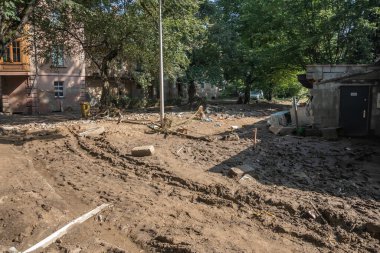 Ladek Zdroj, Polonya - 17 Eylül 2024: Suyun taşıdığı çamur ve çöp, büyük yıkım, sel dalgası şehirden geçtikten iki gün sonra. Görüntü: Maria Sklodowska Curie Meydanı