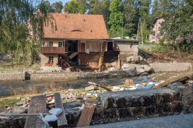 Ladek Zdroj, Polonya - 17 Eylül 2024: Biala Ladecka nehir yatağı, sel baskınları ve yıkımlar, sel dalgası şehrin içinden geçtikten iki gün sonra nehir kıyısını yerle bir etti. Görüntü Kosciuszki Caddesi