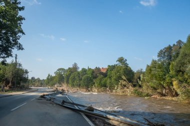 Trzebieszowice, Polonya - 17 Eylül 2024: Biala Ladecka nehir yatağı, sel dalgası şehirden geçtikten iki gün sonra yol ve nehir kıyısını tahrip etti. Trzebieszowice 'deki sokaktan görüntü.