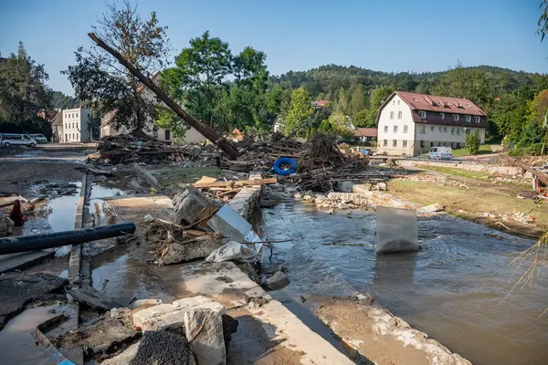 Ladek Zdroj, Polonya - 17 Eylül 2024: Biala Ladecka nehir yatağı, sel dalgası şehirden geçtikten iki gün sonra. Yıkılmış kentsel altyapı, Kosciuszki Caddesi manzarası.