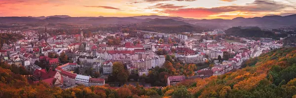 Walbrzych, gün batımı şehir merkezi ve Walbrzych Dağları manzaralı. Jan Sobieski Parkı 'ndaki gözlem kulesinden şehir manzarası. Renkli bir sonbahar akşamı..