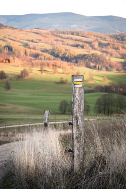 Çek Cumhuriyeti, Stribrnice, sarı yürüyüş yolu işaretleri. Tepelerin ve tarlaların sonbahar manzarası, gece geç saatlerde yürüyüş parkurundan manzara..