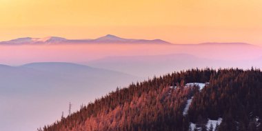 Gün batımından sonra turuncu gökyüzü dağ tepeleri üzerinde, dağ vadisi sisli. Dağ manzarası, Karkonosze Dağları manzarası Doğu Sudetes 'in zirvesinden.