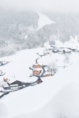 Avusturya, Schoppernau 14 Şubat 2025 - Alpler kış manzarası, dağ vadisindeki küçük bir kasaba, karla kaplı evler, karlı bir gün.