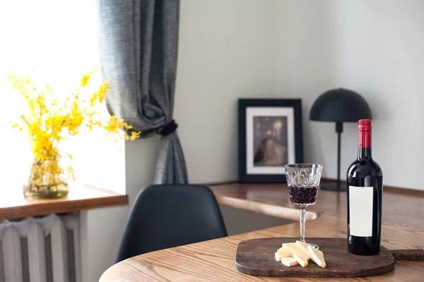 木製のテーブルの上にスライスチーズとおいしい自家製ドライレッドワインのグラス リラックスしたブランチ 室内の静物画 横室内色像 — ストック写真