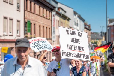 Almanya 'da Aschaffenburg sakinlerinin politik gösterisi. Alman saldırısı - 25.06.2023