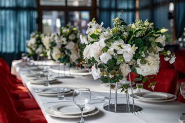 Düğün süslemeleri. Festival masasının dekorasyonu. Seçili odak ile resim